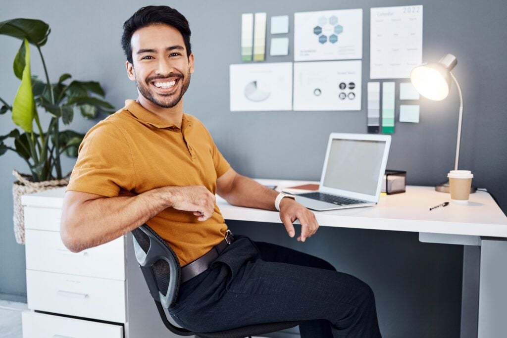 FEMALE DIGITAL MARKETING AND SEO EXECUTIVE